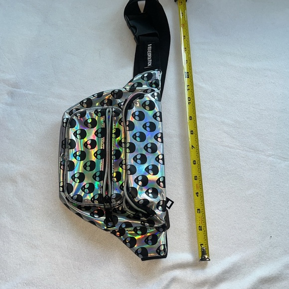 Vibedration holographic alien fanny pack - Picture 4 of 6